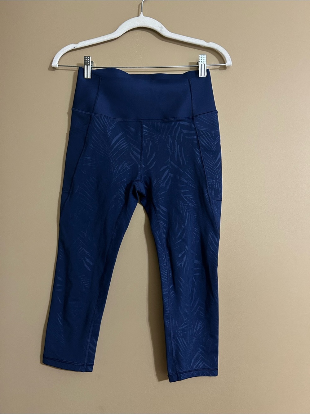 GAPfit Sculpt Revolution Navy Blue Tropical Pattern High-Waist Cropped Leggings